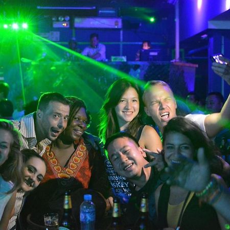 Lucky Backpacker Hostel Vientiane Bagian luar foto