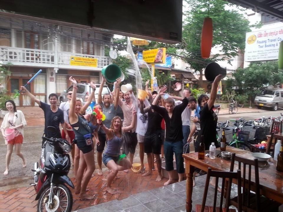 Lucky Backpacker Hostel Vientiane Bagian luar foto