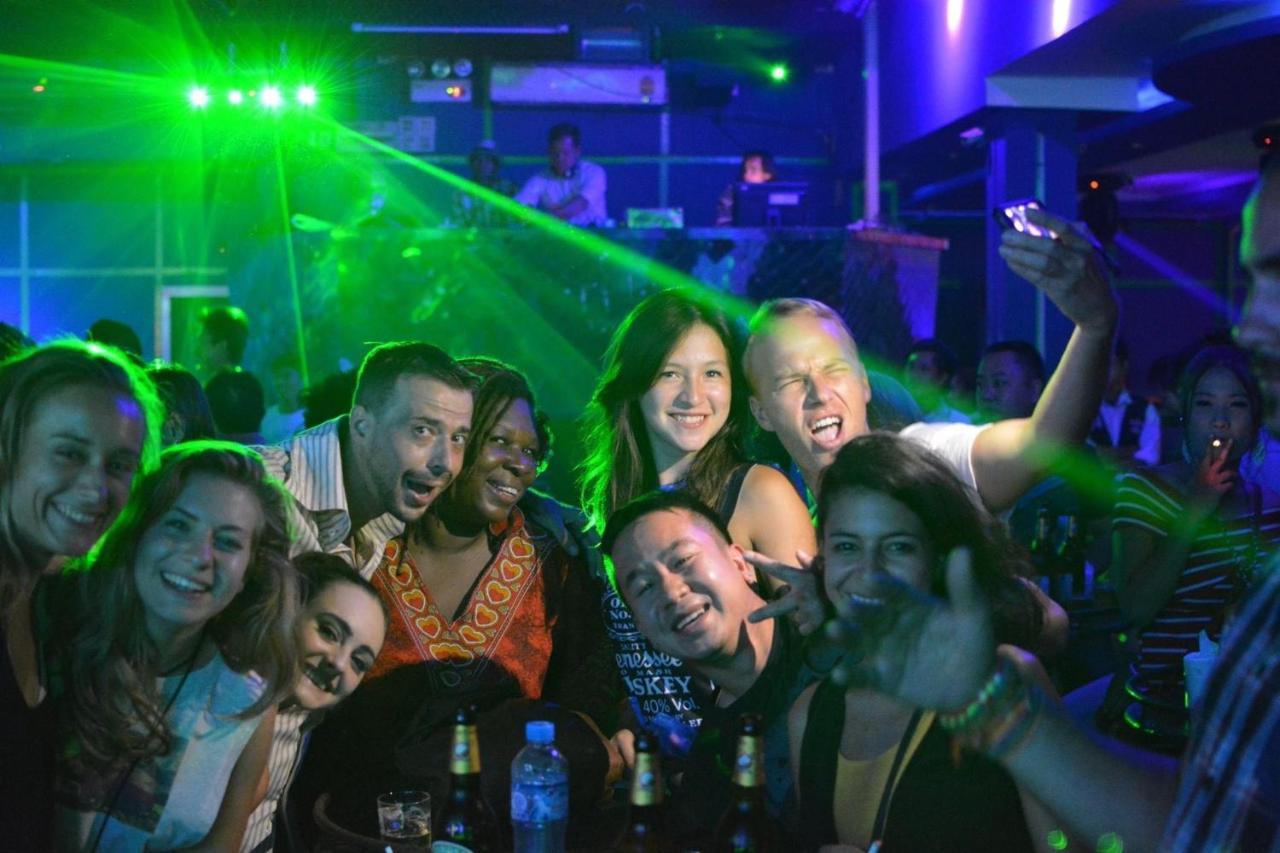 Lucky Backpacker Hostel Vientiane Bagian luar foto