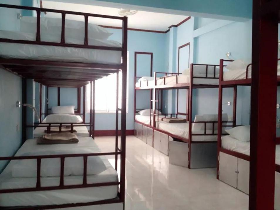 Lucky Backpacker Hostel Vientiane Bagian luar foto