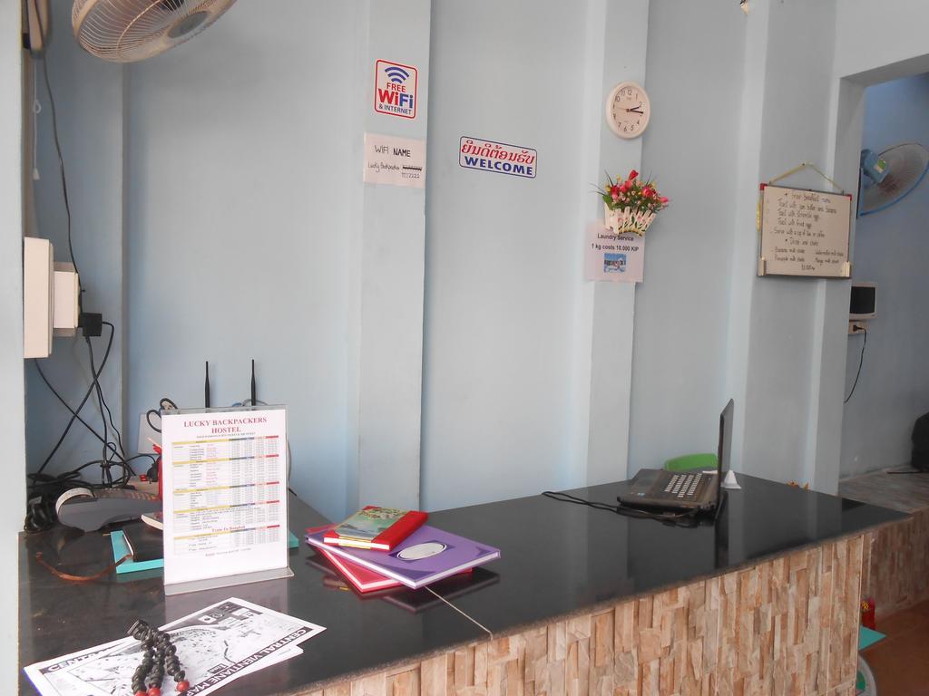 Lucky Backpacker Hostel Vientiane Bagian luar foto