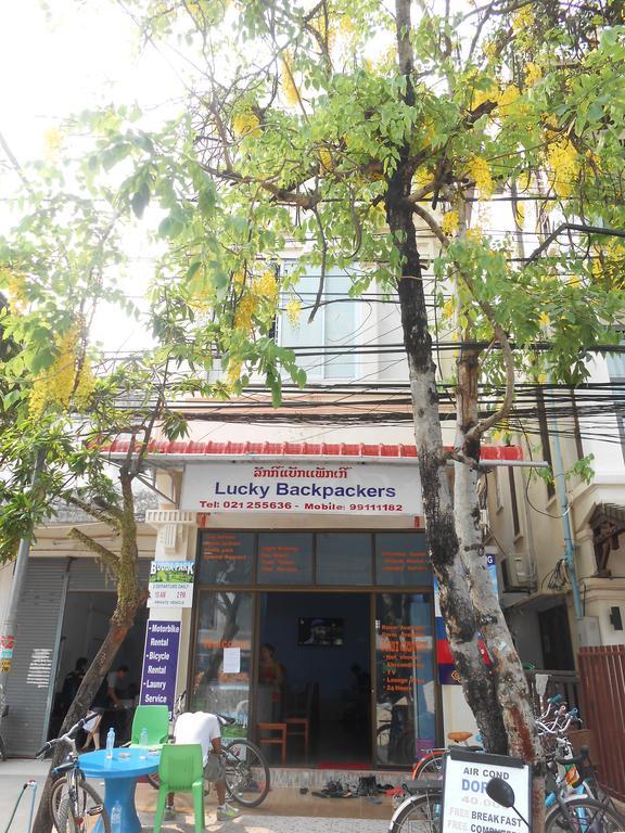 Lucky Backpacker Hostel Vientiane Bagian luar foto